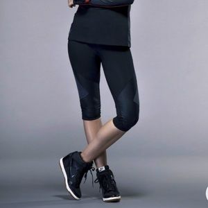 Charli Cohen Designer Activewear HighWaist Laser
Capri Legging Large Retail $275
